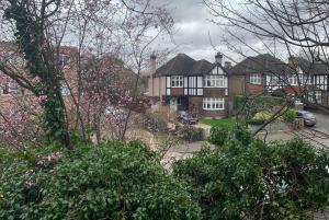 uma vista aérea de uma casa com árvores e arbustos em Beddington Park Lodge West em Wallington