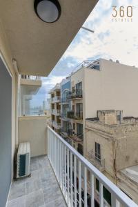 Un balcon sau o terasă la Modern home with Private Balcony with side Seaview by 360 Estates