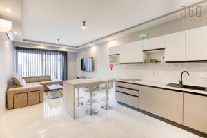 O bucătărie sau chicinetă la Modern home with Private Balcony with side Seaview by 360 Estates