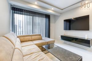 O zonă de relaxare la Modern home with Private Balcony with side Seaview by 360 Estates