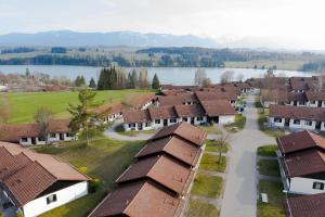 einem Luftblick auf ein Dorf mit Häusern und einem See in der Unterkunft Ferienhaus Nr 3, Typ A, Feriendorf Hochbergle, Allgäu in Bichel