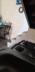 a stove top in a kitchen with a table at Acero'Lar in Recife