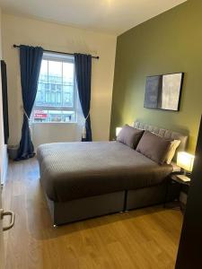 una camera da letto con un grande letto e una finestra di Dublin City Centre Apartment a Dublino