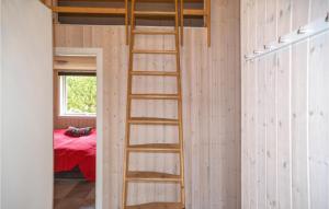 een kamer met een ladder naar een slaapkamer bij Hugoline in Hovborg