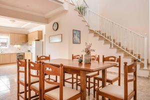 a kitchen and dining room with a table and chairs at Villa Marita in Spathíon