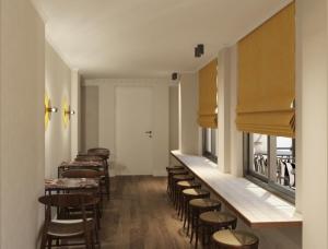 una fila di tavoli e sedie in un ristorante di Astikon House ad Atene