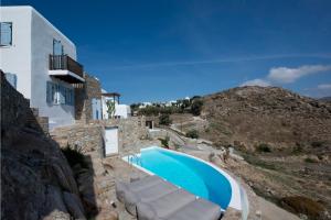 O vedere a piscinei de la sau din apropiere de Luxury Mykonos Villa - 3 Bedrooms - Villa Verve - Stunning Sea Views - Agios Lazaros