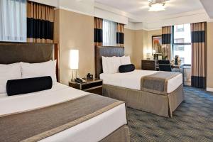Una cama o camas en una habitación de The New Yorker Hotel