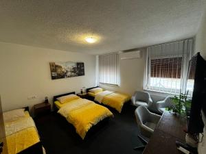 1 Schlafzimmer mit 2 Betten und einem Stuhl in der Unterkunft Gostišče pri Slavcu in Šentjernej