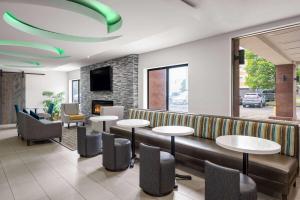 Posezení v ubytování La Quinta Inn by Wyndham Indianapolis Airport Executive Dr