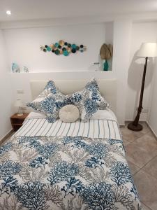 阿納卡普里的住宿－Casetta Milù，一张带蓝色和白色床单及枕头的床