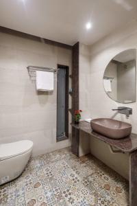 uma casa de banho com um lavatório, uma banheira e um WC. em Zenith Edge Villa by JadeCaps 3BHK Duplex Wifi em Bangalore