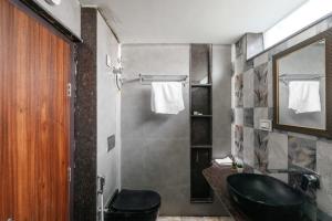 uma casa de banho com um lavatório preto e um espelho em Zenith Edge Villa by JadeCaps 3BHK Duplex Wifi em Bangalore