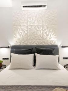 Rúm í herbergi á Begonia Suite - 5 min drive to Piraeus Port