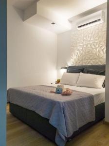 Rúm í herbergi á Begonia Suite - 5 min drive to Piraeus Port