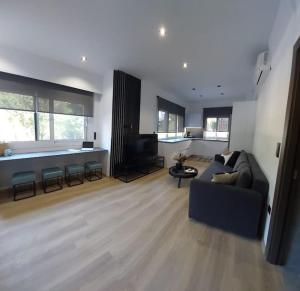 Setusvæði á Begonia Suite - 5 min drive to Piraeus Port