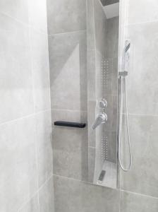 Baðherbergi á Begonia Suite - 5 min drive to Piraeus Port