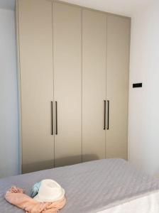 Rúm í herbergi á Begonia Suite - 5 min drive to Piraeus Port