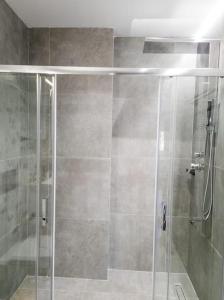 Baðherbergi á Begonia Suite - 5 min drive to Piraeus Port
