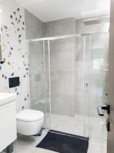 Baðherbergi á Begonia Suite - 5 min drive to Piraeus Port