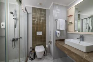 ein Badezimmer mit Waschbecken, Toilette und Dusche in der Unterkunft Crystal Waterworld Resort & Spa - Ultimate All Inclusive in Belek