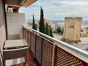 balcón con mesa y vistas a la ciudad en Apartamento Cordobán Torre, en Córdoba