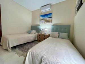 1 dormitorio con 2 camas y vestidor en Apartamento Cordobán Torre, en Córdoba