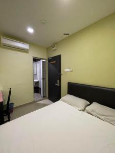 Postel nebo postele na pokoji v ubytování Hotel Global Subang
