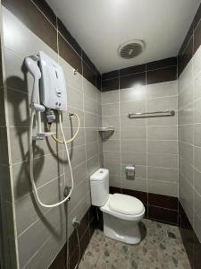 y baño con aseo y ducha. en Hotel Global Subang, en Subang Jaya