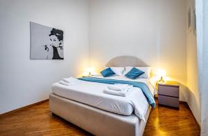 フィレンツェにあるAppartamento Con Giardinoのベッドルーム1室(青と白のシーツが備わるベッド1台付)