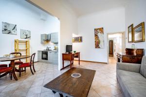 een woonkamer met een bank en een tafel bij Appartamento Con Giardino in Florence