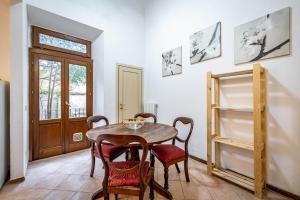 een eetkamer met een houten tafel en stoelen bij Appartamento Con Giardino in Florence