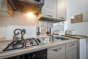 Appartamento Con Giardinoにあるキッチンまたは簡易キッチン