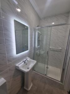 Un baño de The Monkey Puzzle