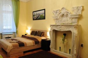 ブダペストにあるGreen Apple Apartmanのベッドルーム(ベッド1台、暖炉付)