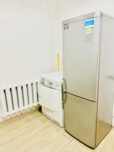 nevera y lavavajillas en una habitación en Ezero apartamentai, en Šiauliai