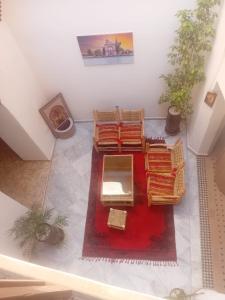 einen Blick über ein Wohnzimmer mit Sofa in der Unterkunft Riad Rayan in Marrakesch