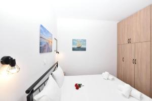 Ένα ή περισσότερα κρεβάτια σε δωμάτιο στο A comfy studio with hot tub