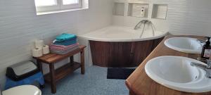 A bathroom at Ferienhaus Judit