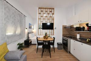 Η κουζίνα ή μικρή κουζίνα στο A comfy studio with hot tub