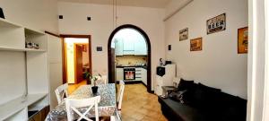 een woonkamer met een tafel en een bank bij Casa Baffo in Piombino