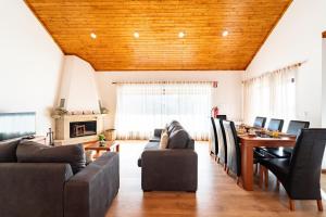 ein Wohnzimmer mit Sofas und einem Esstisch in der Unterkunft Assento do Cávado by House and People in Valdosende + 29 Fotos