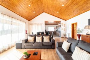 ein Wohnzimmer mit Sofa und Tisch in der Unterkunft Assento do Cávado by House and People in Valdosende