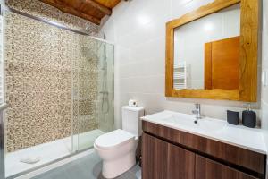 ein Badezimmer mit Toilette, Waschbecken und Spiegel in der Unterkunft Assento do Cávado by House and People in Valdosende