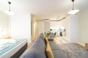un soggiorno con divano e cucina di On The Square Studio - City Center by House and People a Braga Altre 4 foto