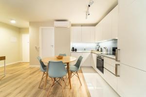 una cucina e una sala da pranzo con tavolo e sedie di On The Square Studio - City Center by House and People a Braga