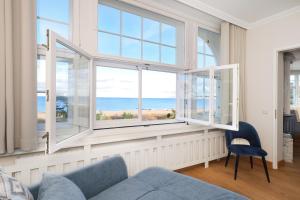 ein Wohnzimmer mit einem Fenster mit Meerblick in der Unterkunft Seehof Seehof 24 in Bansin