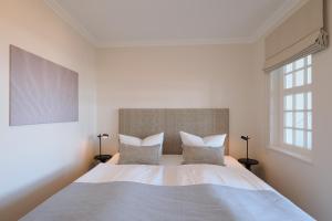 ein Schlafzimmer mit einem großen Bett mit zwei Kissen in der Unterkunft Seehof Seehof 24 in Bansin