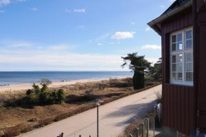 ein Haus mit Strandblick in der Unterkunft Seehof Seehof 24 in Bansin + 11 Fotos