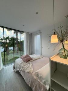 1 dormitorio con cama, escritorio y ventana en Casa Calima en Esteiro